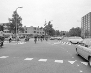 855257 Afbeelding van het overstekende verkeer over de kruising van de Kardinaal de Jongweg en de Jan van Galenstraat ...